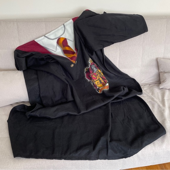 The Wizarding World Harry Potter Gryffindor Robe Fleece Blanket with Sleeves - Picture 3 of 17